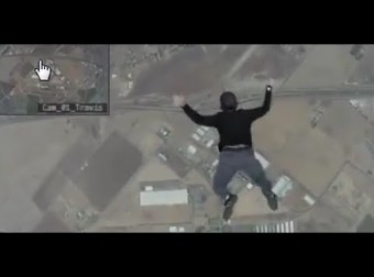Salta de avión sin paracaídas y aterriza ileso